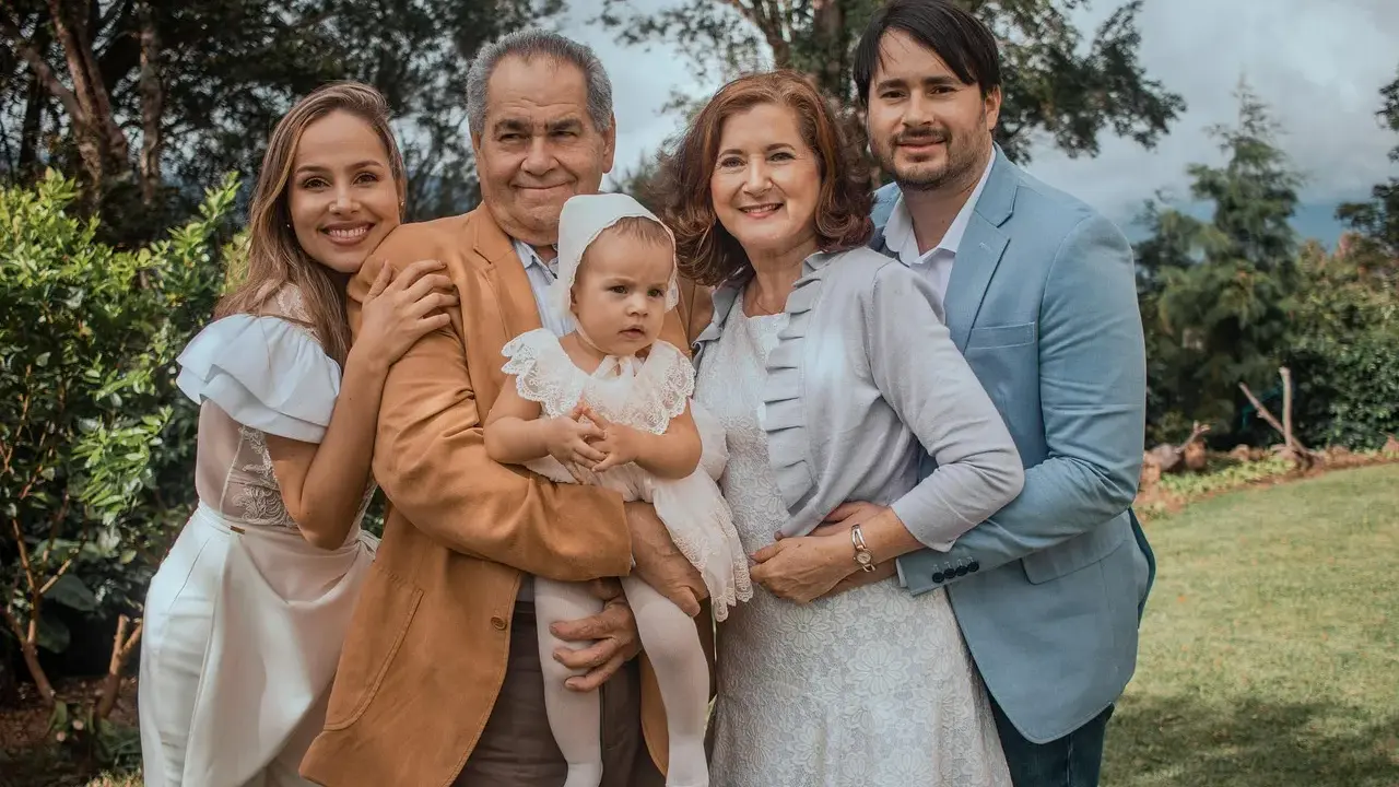 Famille réunie pour un baptême, un moment précieux qui influence le budget baptême 20 personnes.