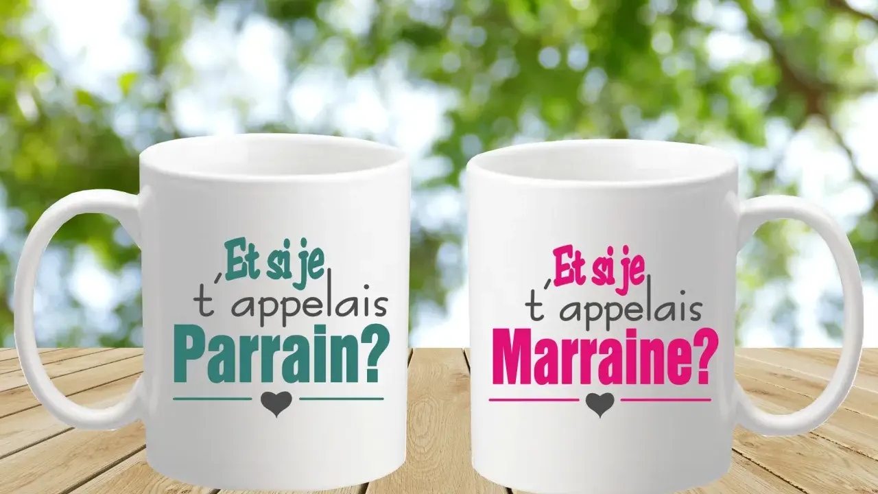 Deux tasses blanches avec l'inscription "Et si je t'appelais Parrain?" et "Et si je t'appelais Marraine?", parfaites pour une animation baptême parrain marraine.