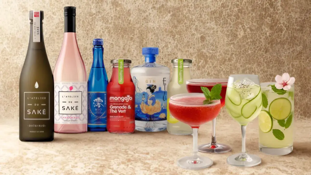 Des bouteilles de saké et de gin côtoient des cocktails rafraîchissants, évoquant un moment de détente autour d'un cocktail asiatique.