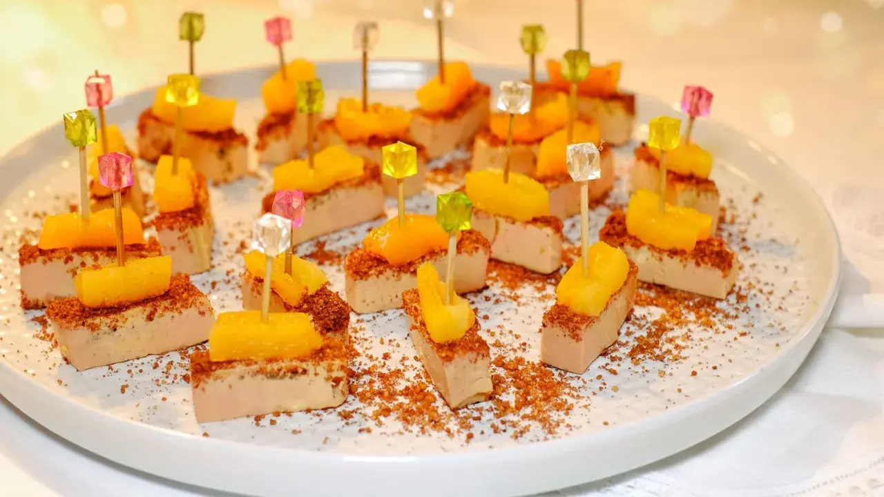 Des bouchées de foie gras surmontées de fruits et décorées de broyés, une façon originale de servir ce délice.