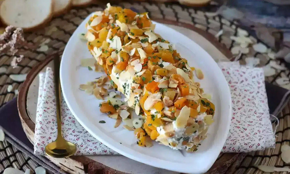 Roulé de fromage frais aux fruits secs et amandes effilées, une idée gourmande pour vos entrées de Noël.