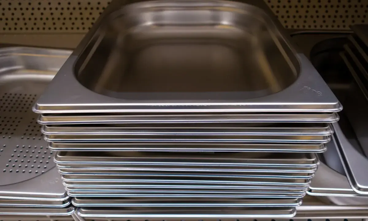 Pile de bacs gastro en inox, prêts à accueillir vos préparations culinaires.