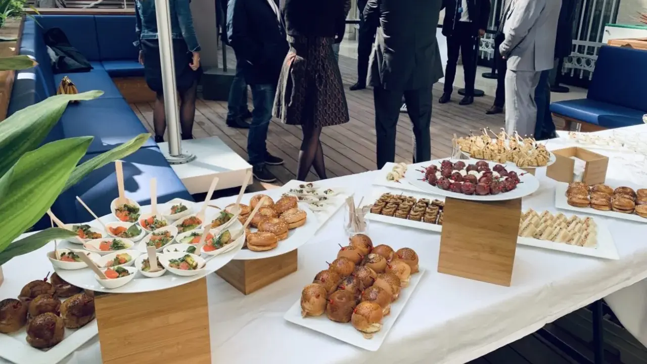 Un buffet froid prêt à être dégusté : mini-burgers, brochettes, verrines et sandwichs variés.