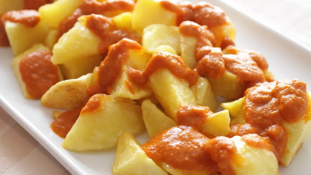 Pommes de terre coupées en dés, dorées et nappées d'une sauce bravas onctueuse. Un délice espagnol.