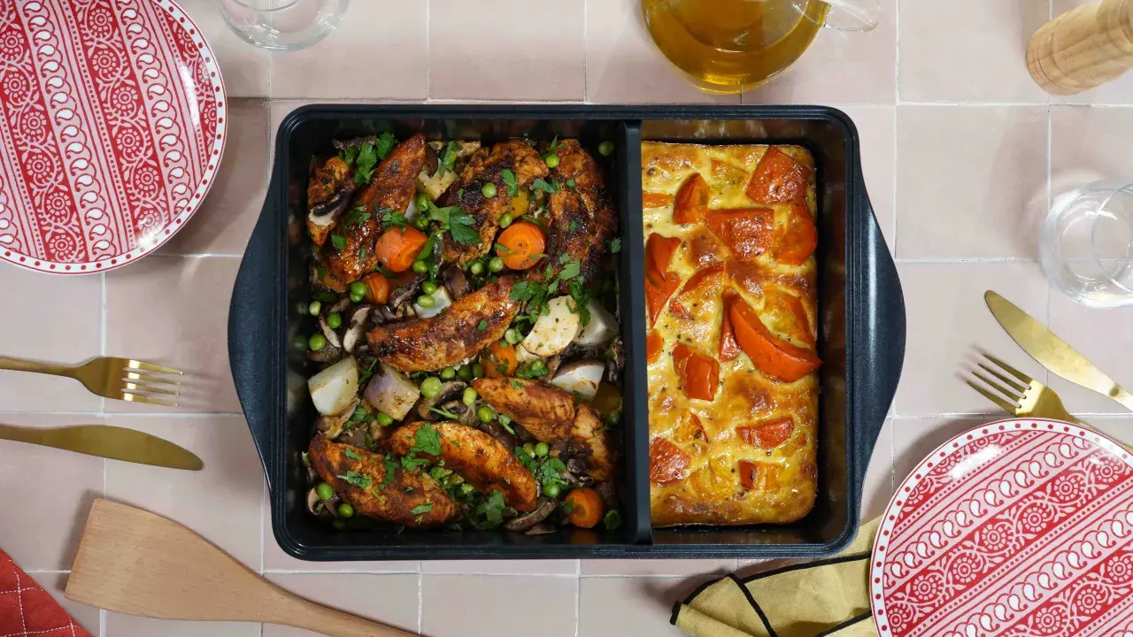 Comment savoir si un plat va au four ? Ce plat divisé présente du poulet rôti aux légumes d'un côté et un gratin de tomates de l'autre.
