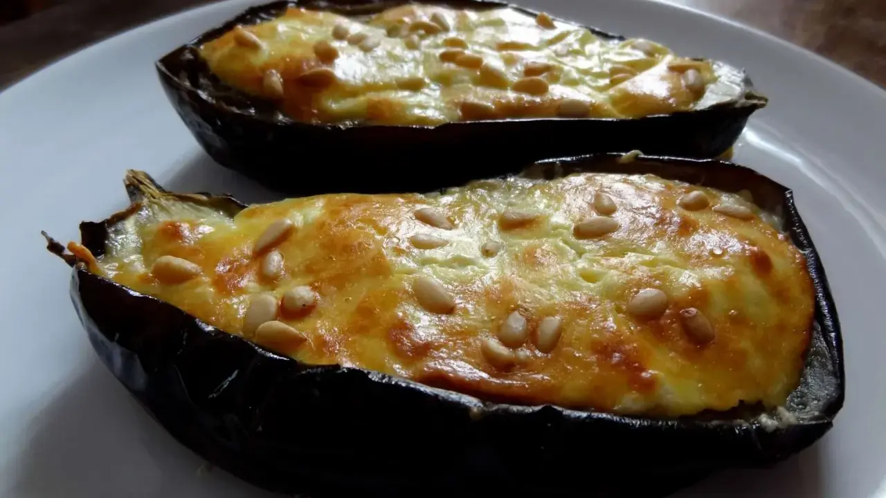 Aubergines farcies au fromage feta et pignons de pin, une délicieuse recette grecque.