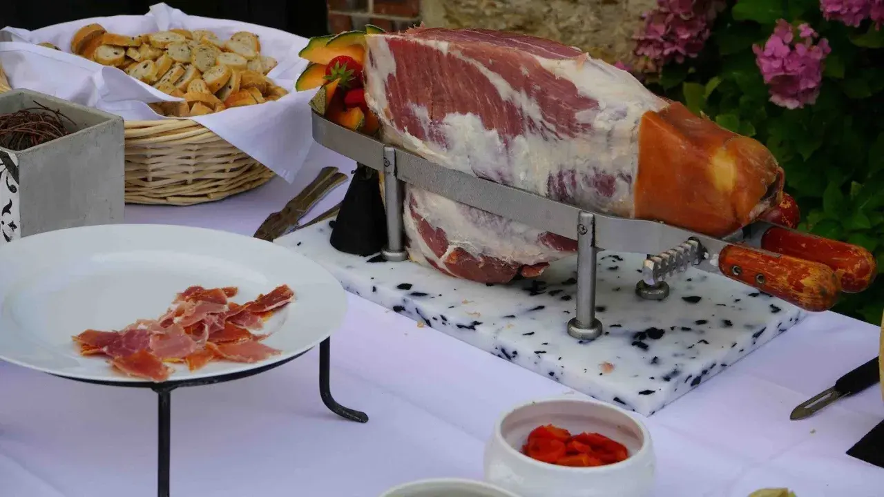 Jambon cru tranché, pain grillé et fruits pour un vin d'honneur mariage pas cher.