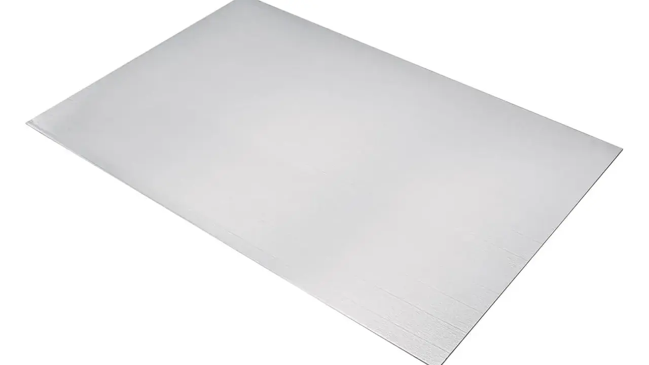 Feuille d'alu brossé, prête pour le nettoyage et la rénovation. Sa surface texturée attend d'être ravivée.