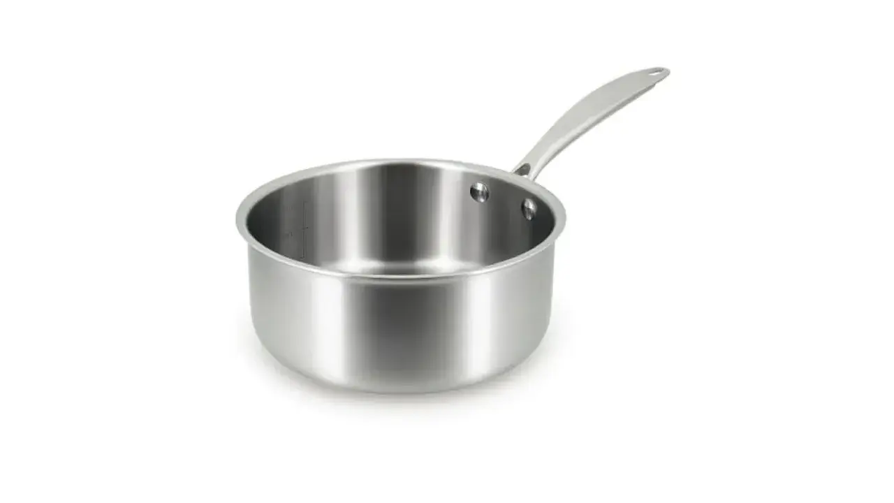 Casserole inox avec une poignée, idéale pour le lave-vaisselle. Elle est prête à préparer de bons petits plats.