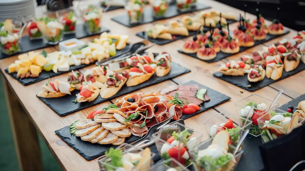Un buffet campagnard pour 20 personnes : charcuteries, fromages, bruschettas, salades en verrines. Un délice pour les papilles !