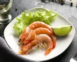 Assiette de crevettes avec laitue et citron vert. Une question se pose : combien de crevettes par personne pour ce délice ?