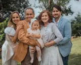 Famille réunie pour un baptême, un moment précieux qui influence le budget baptême 20 personnes.