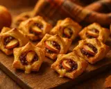 Petits fours salés en pâte feuilletée, garnis de pommes caramélisées et d'un soupçon de fromage fondant. Parfaits pour un apéritif gourmand.