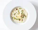 Un crémeux risotto à la truffe, parsemé de fines herbes et de copeaux de parmesan, un délice pour les sens.