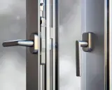 Poignées de fenêtre en aluminium, prêtes à être décaper pour un nouvel éclat.