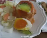 Un œuf en gelée au saumon, garni de concombre et servi avec des dés de saumon fumé et des endives. Un délice !
