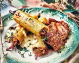 Un délicieux repas d'anniversaire léger : cannellonis farcis à la viande et légumes, accompagnés d'une sauce crémeuse et d'une tranche de viande croustillante.