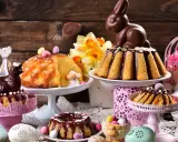 Un festin de Pâques : gâteaux, poule et lapin en chocolat, œufs décorés. Un vrai dessert de Pâques traditionnel pour célébrer.