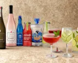 Des bouteilles de saké et de gin côtoient des cocktails rafraîchissants, évoquant un moment de détente autour d'un cocktail asiatique.