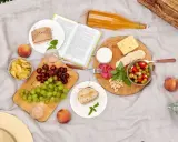 Un plateau de fromages, fruits, sandwichs et chips : voilà quoi prendre pour un picnic parfait.