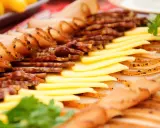 Plateau d'apéro dinatoire avec assortiment de viandes fines tranchées et fromage. Parfait pour un moment convivial.