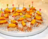 Des bouchées de foie gras surmontées de fruits et décorées de broyés, une façon originale de servir ce délice.