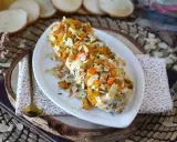 Roulé de fromage frais aux fruits secs et amandes effilées, une idée gourmande pour vos entrées de Noël.