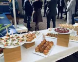 Un buffet froid prêt à être dégusté : mini-burgers, brochettes, verrines et sandwichs variés.