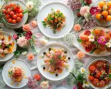 Un magnifique repas de mariage avec des assiettes colorées, des tomates cerises et des fleurs.