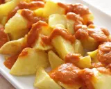 Pommes de terre coupées en dés, dorées et nappées d'une sauce bravas onctueuse. Un délice espagnol.