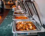 Buffet de plats chauds, idéal pour un pique-nique gourmand. Des mets variés dans des chafing dishes brillants.