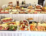 Buffet froid impressionnant, idéal pour un prix buffet froid 60 personnes. Charcuteries, fromages, fruits et légumes frais.