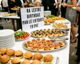 Buffet anniversaire ado 18 ans : mini-burgers, tartines, brochettes et salade fraîche. Une fête réussie !