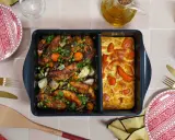 Comment savoir si un plat va au four ? Ce plat divisé présente du poulet rôti aux légumes d'un côté et un gratin de tomates de l'autre.