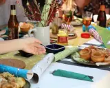 Table dressée pour un repas convivial, parfait pour une idée repas kermesse école. Yorkshire puddings, salade et bouteilles de bière.