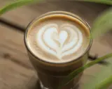 Un latte parfait avec un cœur dessiné dans la mousse. Une invitation à découvrir une recette latte simple et délicieuse.