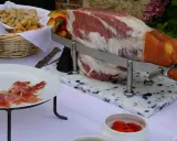 Jambon cru tranché, pain grillé et fruits pour un vin d'honneur mariage pas cher.