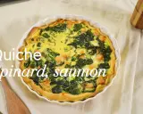 Quiche saumon épinard frais, un délice doré et vert, prêt à être dégusté.
