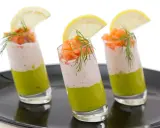 Trois verrines végétariennes colorées, garnies de saumon, d'une crème légère et d'une tranche de citron.