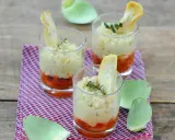 Trois verrines artichaut, garnies d'une purée crémeuse et d'une touche de sauce tomate, sur un fond de bois rustique.