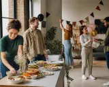 Préparatifs joyeux pour une fête familiale. Des amis décorent, gonflent des ballons et dressent une table garnie de plats savoureux.