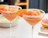 Deux cocktails givrés au pamplemousse, bordés de sucre, parfaits pour un cocktail pour 20 personnes original.