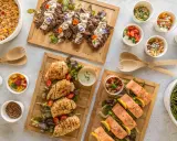 Un buffet déjeuner généreux avec viandes, poissons, salades et accompagnements variés.