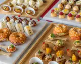 Plateau de finger food varié : mini-bagels, toasts, brochettes et verrines. Parfait pour un apéritif gourmand.
