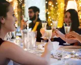Des amis trinquant avec du champagne lors d'une fête. Une belle idée jeu du goût adulte pour animer la soirée.
