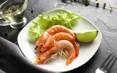 Assiette de crevettes avec laitue et citron vert. Une question se pose : combien de crevettes par personne pour ce délice ?