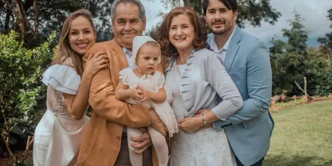 Famille réunie pour un baptême, un moment précieux qui influence le budget baptême 20 personnes.