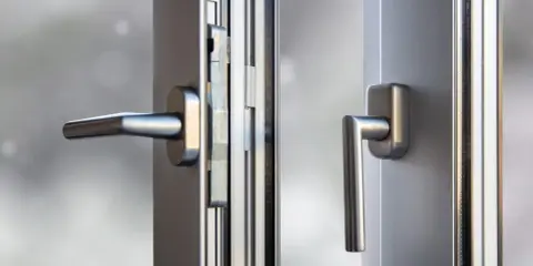 Poignées de fenêtre en aluminium, prêtes à être décaper pour un nouvel éclat.