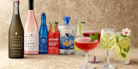 Des bouteilles de saké et de gin côtoient des cocktails rafraîchissants, évoquant un moment de détente autour d'un cocktail asiatique.