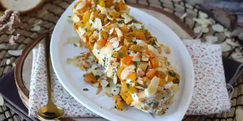 Roulé de fromage frais aux fruits secs et amandes effilées, une idée gourmande pour vos entrées de Noël.